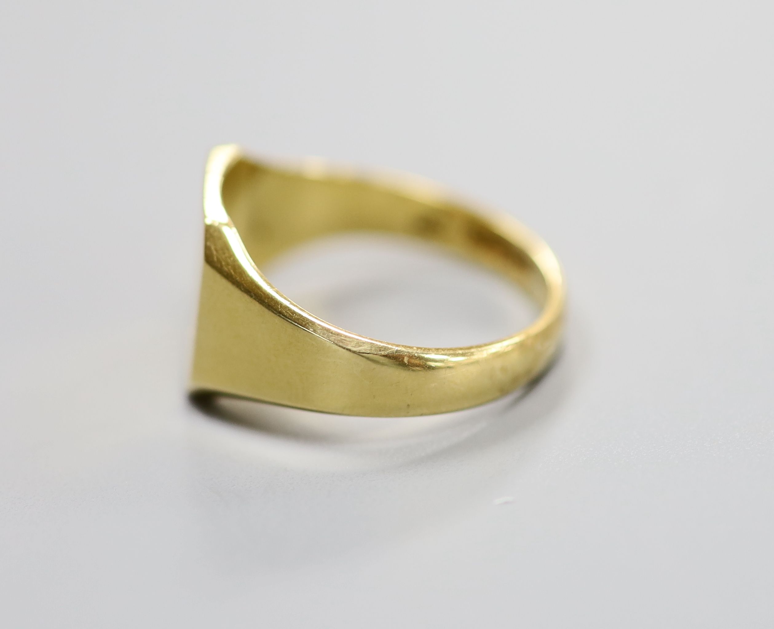 A modern 18ct gold signet ring, size V